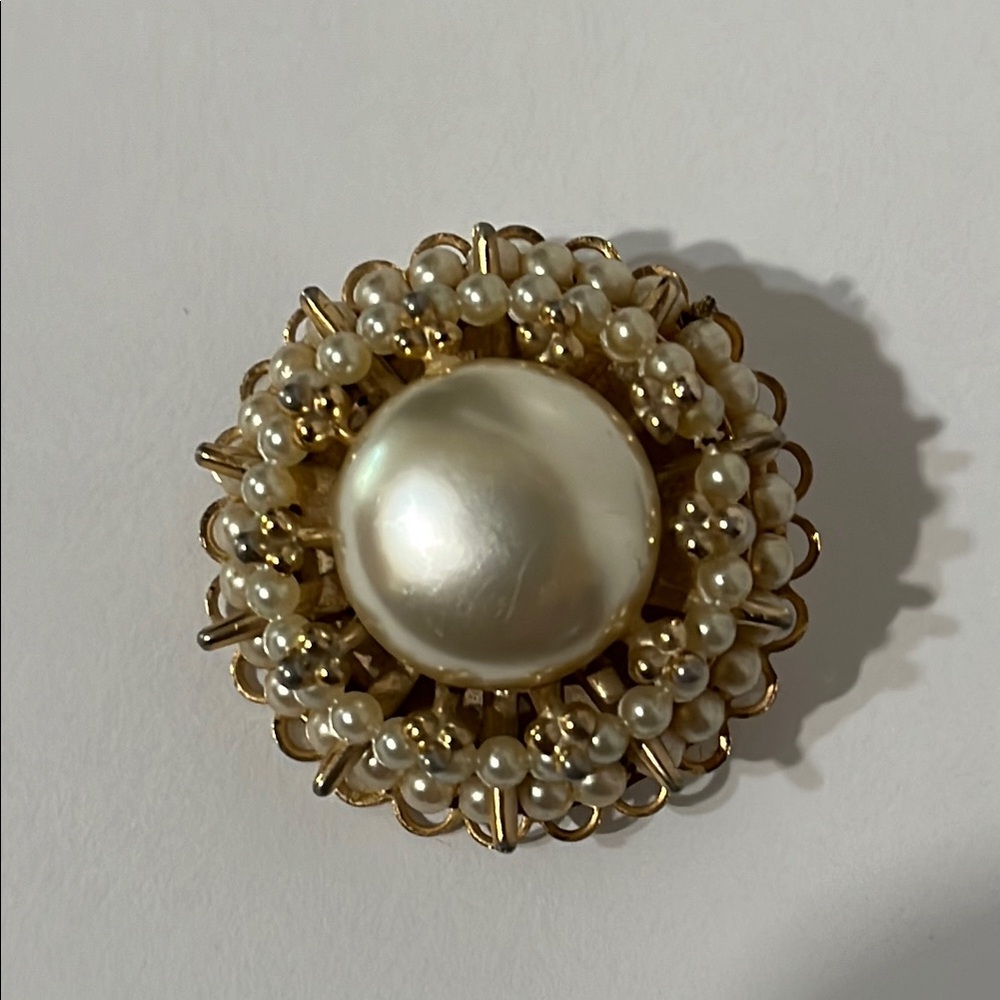 Elegant Gold and Pearl Brooch